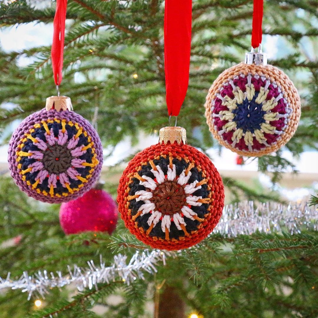 Crochet Christmas Baubles - Free Pattern + Video